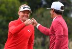 Søren Kjeldsen og Thorbjørn Olesen siger tak for en god indsats på sidste runde af hold-VM i Melbourne. Foto: William West/Ritzau Scanpix