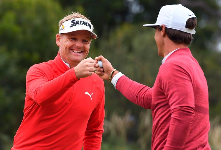 Søren Kjeldsen og Thorbjørn Olesen siger tak for en god indsats på sidste runde af hold-VM i Melbourne. Foto: William West/Ritzau Scanpix