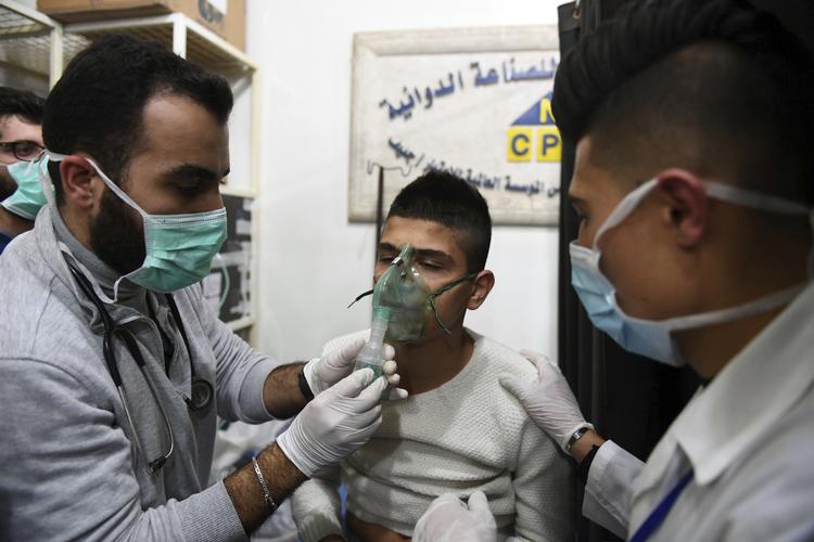Civile behandles på sygehuset i Aleppo efter at de angiveligt er blevet udsat for et giftgasangreb. Foto: /AP