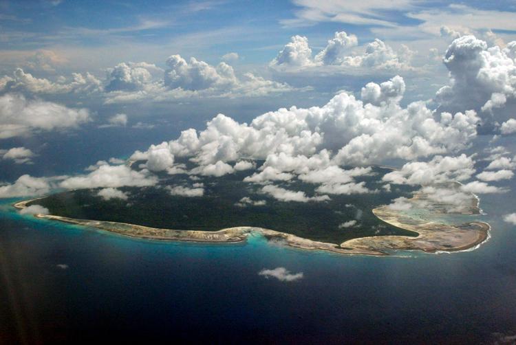 Siden 1996 har den indiske flåde holdt ale besøgende væk fra North Sentinel Island for at beskytte den isolerede stamme, der har haft hjem på øen i mindst 30.000 år og aldrig har accepteret fremmede udefra.  (AP Photo/Gautam Singh) Foto: Gautam Singh/AP