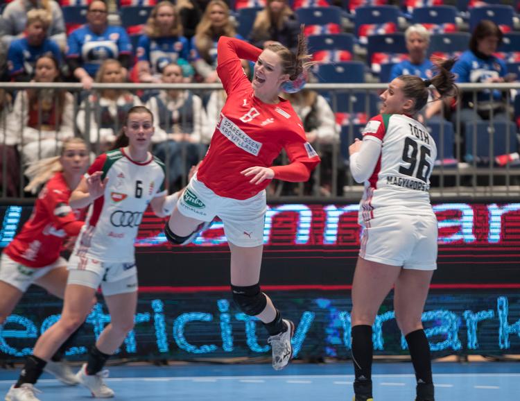 Anne Mette Hansen i gennembrud mod Ungarn. Den danske bagspiller havde svært ved at ramme sit topniveau. Foto: Ruud, Vidar/Ritzau Scanpix