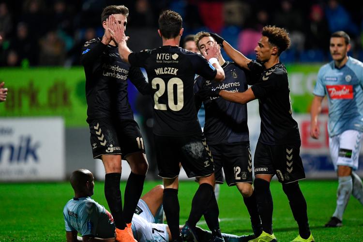 Kamil Wilczek har scoret til 2-0 efter en grim fejl i Sønderjyske-forsvaret, og Brøndby kan i Haderslev fejre de tre point til kontoen. Foto: Claus Fisker/Ritzau Scanpix