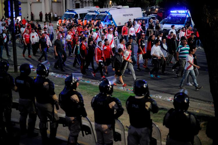 Copa Libertadores-finalen i Buenos Aires har ført til masser af ballade i gaderne, og nu er kampen tre gange blevet udskudt. Foto: Javier Gonzalez Toledo/Ritzau Scanpix