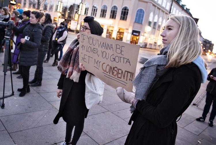 Deltagere i en demonstration for ny dansk voldtægtslov ses her i Aalborg. Foto: Henning Bagger/Ritzau Scanpix
