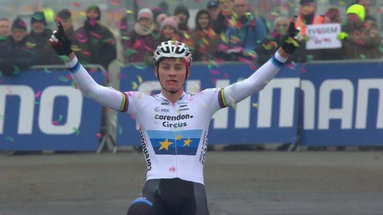 Efter en ny overbevisende indsats krydser Mathieu van der Poel målstregen som vinder af sæsonens femte World Cup-afdeling i Koksijde. 