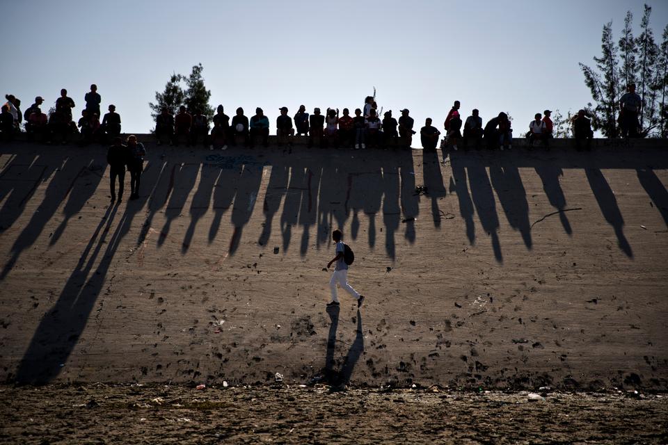 De tusinder af migranter, der den sidste måneds tid har haft kurs mod USA, opholdt sig indtil i går i den mexicanske grænseby Tijuana. Da migranterne stormede grænseovergangen, satte amerikansk grænsepoliti ind med tåregas. Foto: Ramon Espinosa/AP