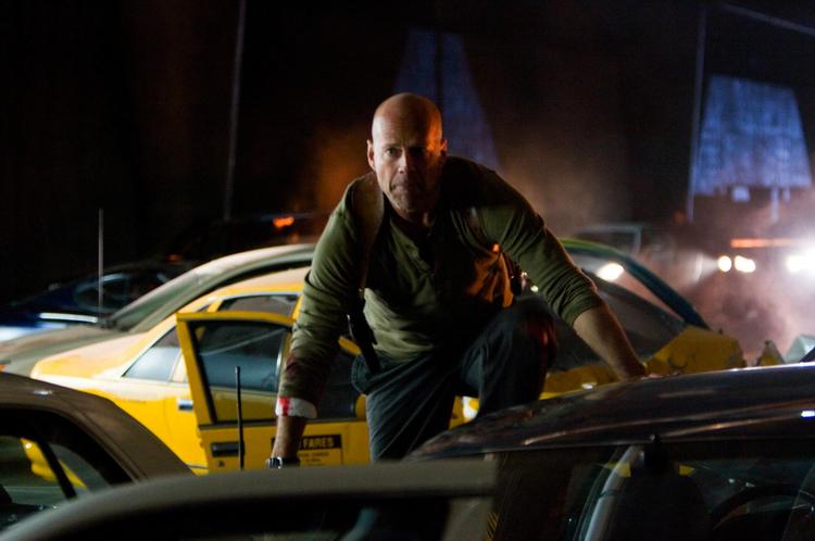 Ikke alene. Hvis der er nogen, der ved, at juleaften kan være hård at komme igennem og sørger for, at det bliver med smæk på, så er det  John McClane (Bruce Willis) i 'Die Hard'-filmene. Altid en glimrende film-kompagnon, hvis man ikke har de store planer 24. december. Foto: /AP