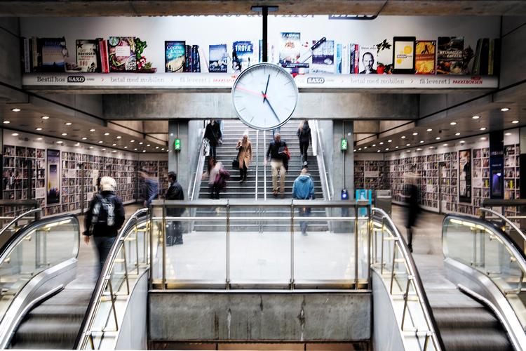 Her ses Danmarks største virtuelle bogreol, som Saxo.com og andre i 2013 lavede metroen på Nørreport og Frederiksberg. Arkivfoto Peter Klint