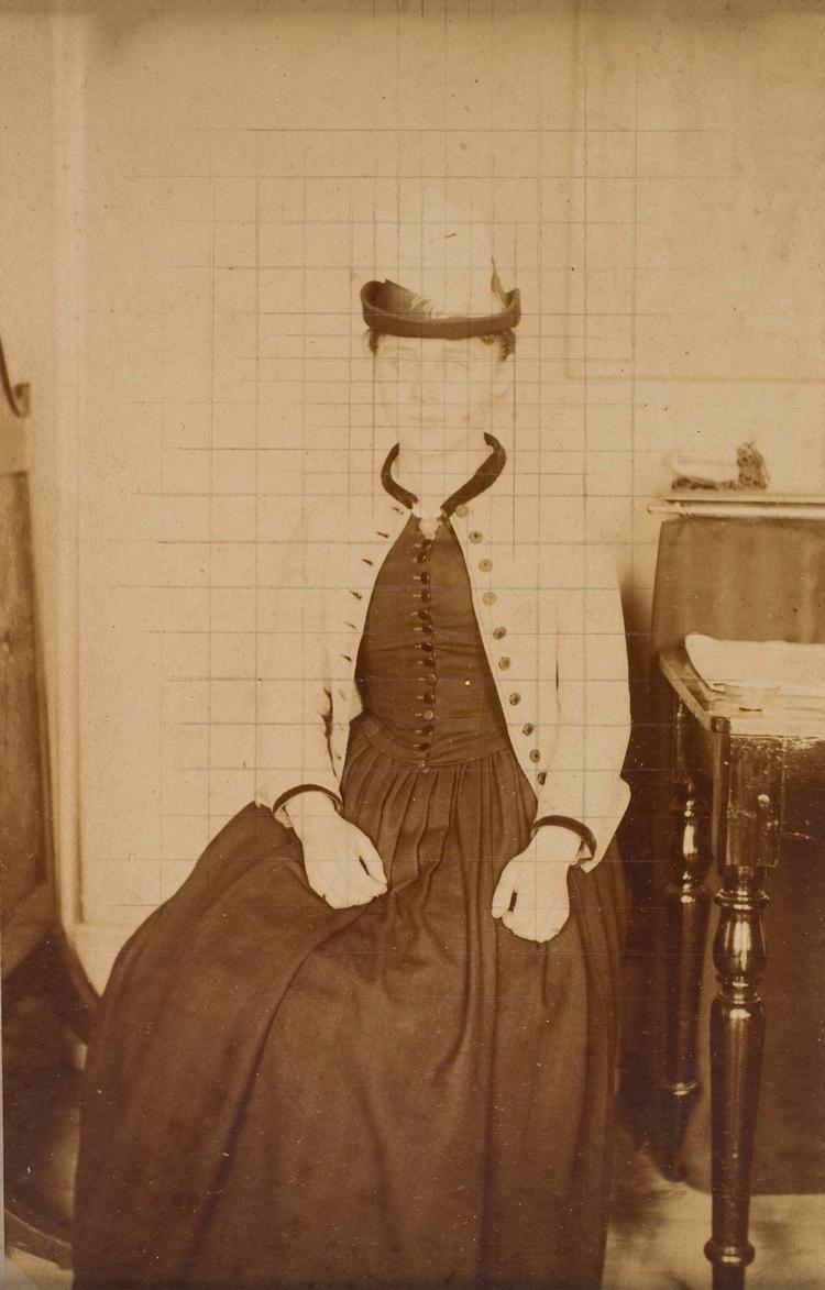 Et fotografi af Ida Hammershøi er kvadreret og systematiseret som redskab med henblik på overføring til maleriet. Fotografiet er sandsynligvis taget af Vilhelm Hammershøi selv. Foto: Den Hirschsprunggske Samlings Arkiv