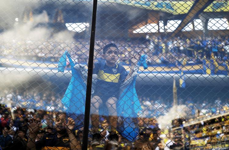 Det anslås, at 75 procent af alle fodboldinteresserede i Argentina har et tilhørsforhold til enten River Plate eller Boca Juniors, som er denne purks favorithold. Foto: Nacho Doce/Ritzau Scanpix