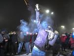 Russernes militæraktion mod tre ukrainske fartøjer har udløst voldsomme demonstrationer i Kiev, hvor vreden blev rettet mod den russiske ambassade. Foto: Efrem Lukatsky/AP