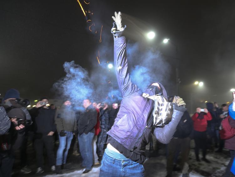 Russernes militæraktion mod tre ukrainske fartøjer har udløst voldsomme demonstrationer i Kiev, hvor vreden blev rettet mod den russiske ambassade. Foto: Efrem Lukatsky/AP