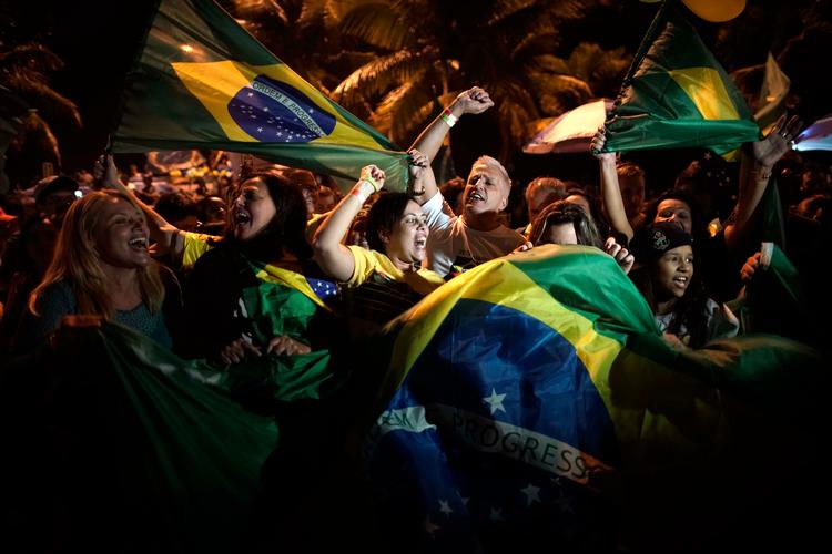 Tilhængere af Jair Bolsonaro fester foran højrefløjspolitikerens hjem i oktober 2018 i forbindelse med valget. Foto: Leo Correa/AP