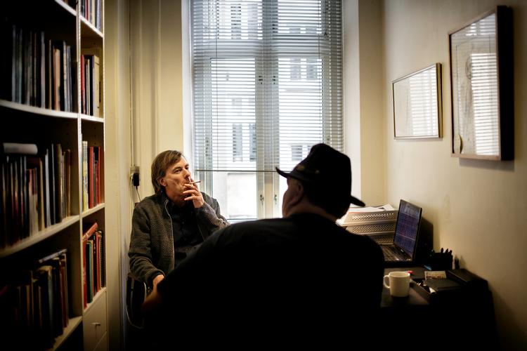 Benn Q. Holm er tilbage i 1980'ernes København i sin nye roman. Her interviewes han af en anden københavnerkendt, Politikens 
 journalist Henrik Vesterberg. Arkivfoto Peter Klint