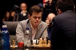 Sidste parti i kampen om VM-titlen mellem norske Magnus Carlsen og amerikanske Fabiano Caruana mandag endte med endnu en remis. Foto: Matt Dunham/AP