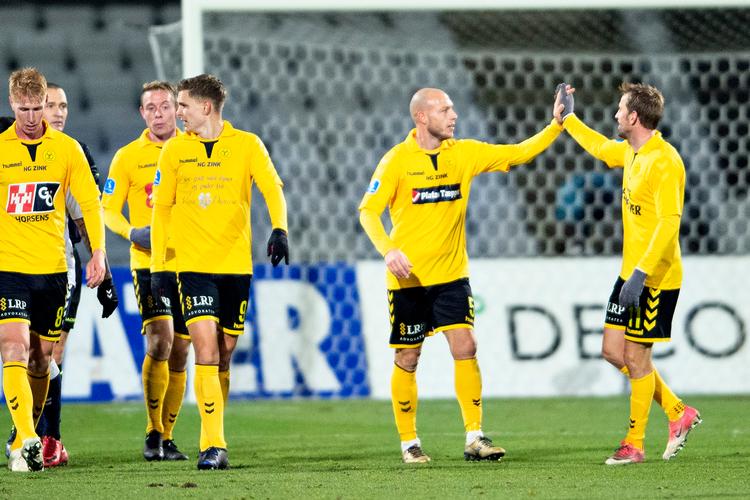 Den tidligere AGF'er Michael Lund scorede til 2-0 for AC Horsens, inden en tidligere Horsensspiller, Martin Spelmann,  reducerede for AGF. Foto: Henning Bagger/Ritzau Scanpix