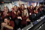 Ansatte i NASA jubler over succesen. 
    Foto: Al Seib/AP