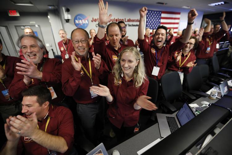 Ansatte i NASA jubler over succesen. 
    Foto: Al Seib/AP