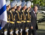 Vladimin Putin fotograferet sammen med russiske soldater i august i Kursk, 426 kilometer syd for Moskva, i anledning af 75 års-dagen for sejren over tyskerne i, hvad der beskrives som, det største panservognsslag i historien med tusindvis af kampvogne.  Foto: Alexander Zemlianichenko/AP