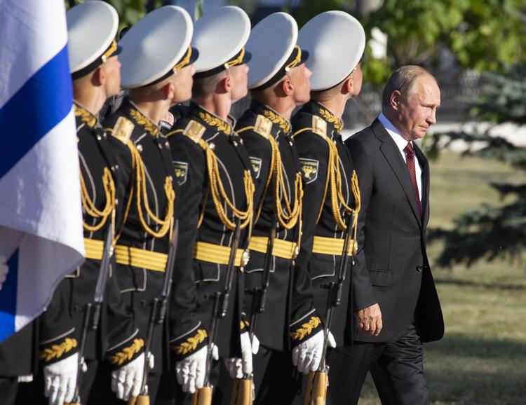 Vladimin Putin fotograferet sammen med russiske soldater i august i Kursk, 426 kilometer syd for Moskva, i anledning af 75 års-dagen for sejren over tyskerne i, hvad der beskrives som, det største panservognsslag i historien med tusindvis af kampvogne.  Foto: Alexander Zemlianichenko/AP