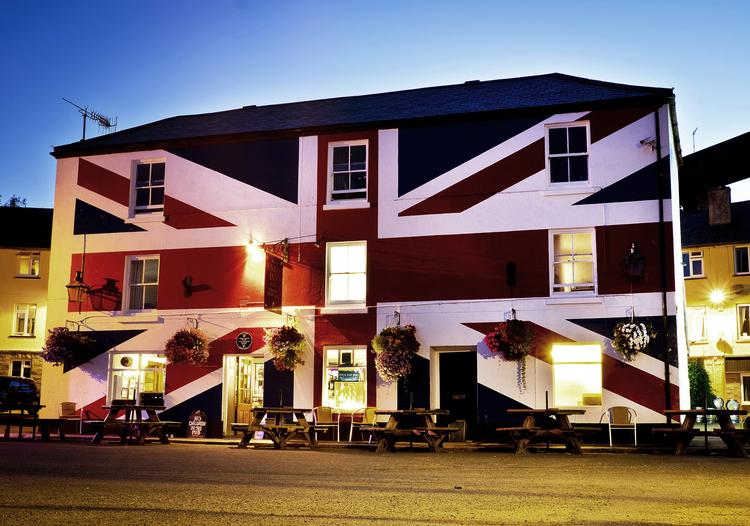 The Union Inn i Saltash i det sydlige England fotograferet i sommers.  Foto: Michael Probst/AP