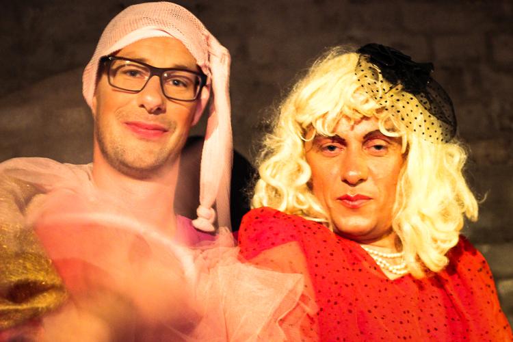 Juleevangeliet udsættes endnu en gang for tarteletter, mens Lille Peter får en hånd af julemanden, lover arrangørerne af Bøssehusets juleshow. Foto: Pr-foto