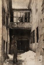 Pressefoto taget af H.I. Sørensen med Vilhelm og Ida Hammershøi i gården i Strandgade 30 på Christianshavn i 1907.  Fotografiet er fra Den Hirschsprunggske Samlings arkiv Foto: Den Hirschsprunggske Samling