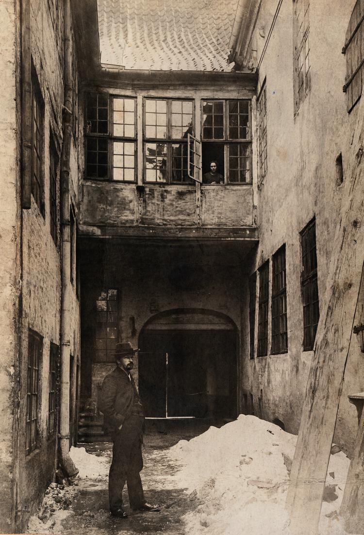 Pressefoto taget af H.I. Sørensen med Vilhelm og Ida Hammershøi i gården i Strandgade 30 på Christianshavn i 1907.  Fotografiet er fra Den Hirschsprunggske Samlings arkiv Foto: Den Hirschsprunggske Samling