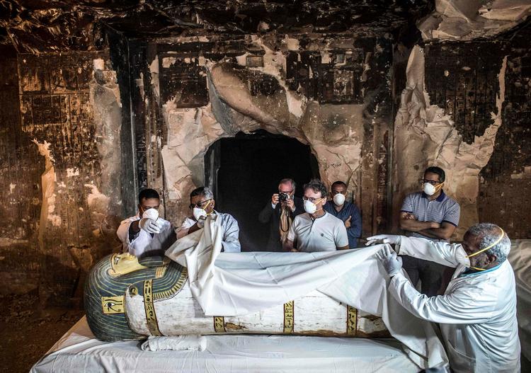 Egyptens antikvitetsminister Khaled el-Enany (th) var blandt de første, der undersøgte en intakte sarkofag med den kvindelige mumie Thuya. Foto: Khaled Desouki/Ritzau Scanpix