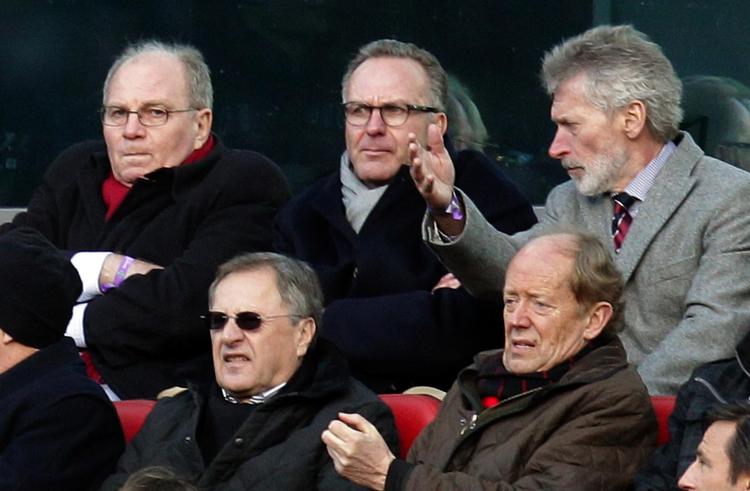 Uli Hoeness, Karl-Heinz Rumenigge og Paul Breitner (th.)  på stadion sammen, mens alt var godt mellem dem. Foto: Michael Sohn/AP