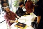 Her ses illustratoren Dave McKean (med skæg), der står bag den udskældte tegning som var på forsiden af 'A Suicide Bomber Sits in the Library'. Arkivfoto Ole Buntzen