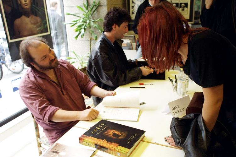 Her ses illustratoren Dave McKean (med skæg), der står bag den udskældte tegning som var på forsiden af 'A Suicide Bomber Sits in the Library'. Arkivfoto Ole Buntzen