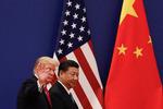 »Forholdet mellem Beijing og Washington er under nedsmeltning. Trump-administrationens fortsatte handelskrig mod Kina er det tydeligste symptom på forholdets kritiske tilstand, og diagnosen giver bestemt ikke udsigt til snarlig bedring«, skriver Andreas Bøje Forsby. Foto: Andy Wong/AP
