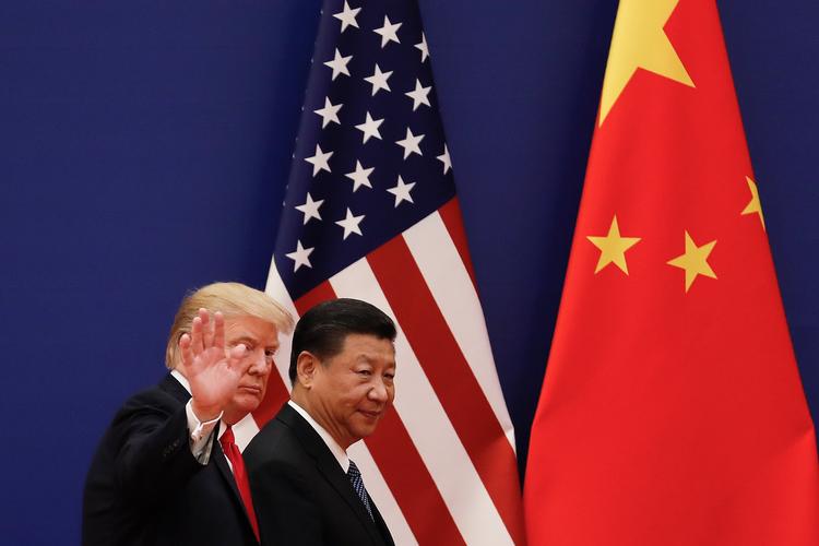 »Forholdet mellem Beijing og Washington er under nedsmeltning. Trump-administrationens fortsatte handelskrig mod Kina er det tydeligste symptom på forholdets kritiske tilstand, og diagnosen giver bestemt ikke udsigt til snarlig bedring«, skriver Andreas Bøje Forsby. Foto: Andy Wong/AP