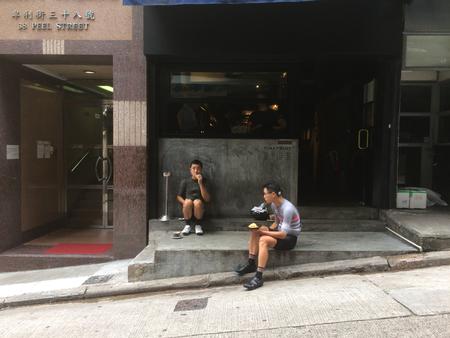 Noah Hui (til højre) og Eddie Lam (til venstre) slapper af med surdejstoast, avokado og æg efter morgenens i alt 25 kilometer op og ned til Victoria Peak. Foto: Sune Højrup Bencke