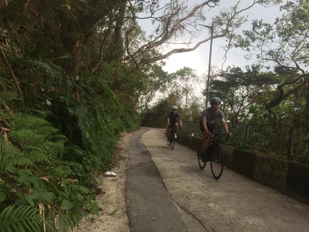 Eddie Lam og Noah Hui fra cykeltøjsmærket Raphas Hongkong-afdeling kender enhver lille bag- og smutvejr på turen op til Hongkong-øens højeste top - Victoria Peak. Foto: Sune Højrup Bencke