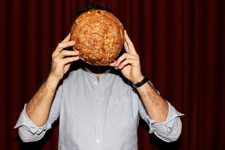 Kokken Christian Puglisi forsøger nu på andet år at bage den perfekte version af juleklassikeren panettone. Foto: Emma Sejersen/POLFOTO