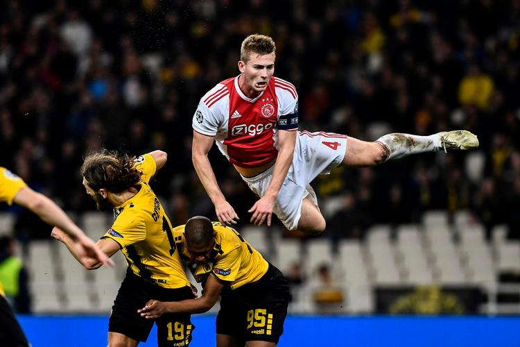 Den kun 19-årige Ajax-anfører Matthijs de Ligt skåner ikke sig selv i luftduellerne, og her ses han under tirsdag aftens opgør i Athen mod AEK. Foto: Aris Messinis/Ritzau Scanpix