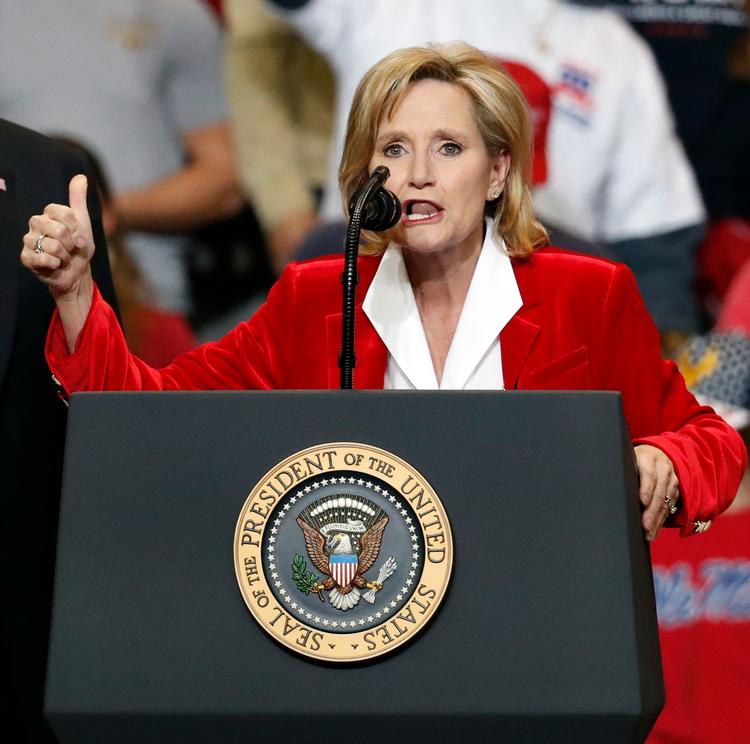 Nyvalgte senator for Mississippi Cindy Hyde-Smith (R) taler mandag til et vælgermøde afholdt i hendes ære af præsident Trump. Foto: Rogelio V. Solis/AP