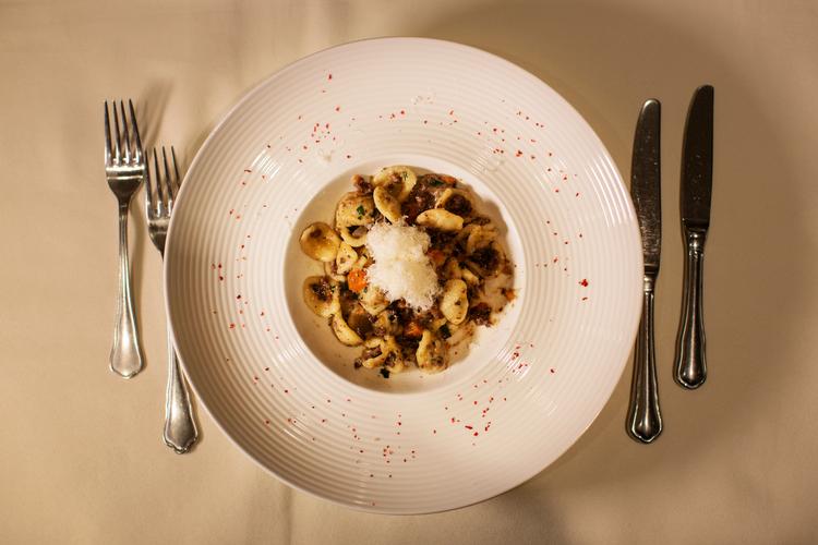 Hos Garda får man suveræne orecchietti med krondyrragout (billedet) og en flot tallerken vitello tonnato. Men desværre også tør kartoffelmos og malplaceret icebergsalat. Foto: Emma Sejersen/POLFOTO