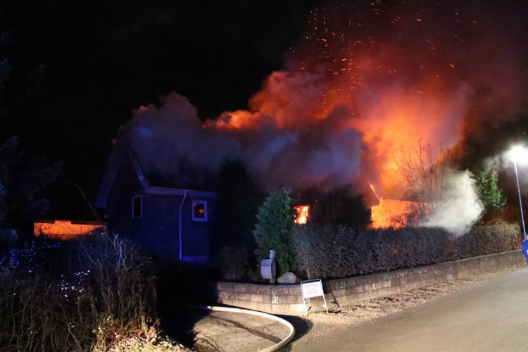 En voldsom brand har ramt denne villa på Dystrupvej ved Ørum på Norddjurs. Foto: Oxenholt Foto/Ritzau Scanpix