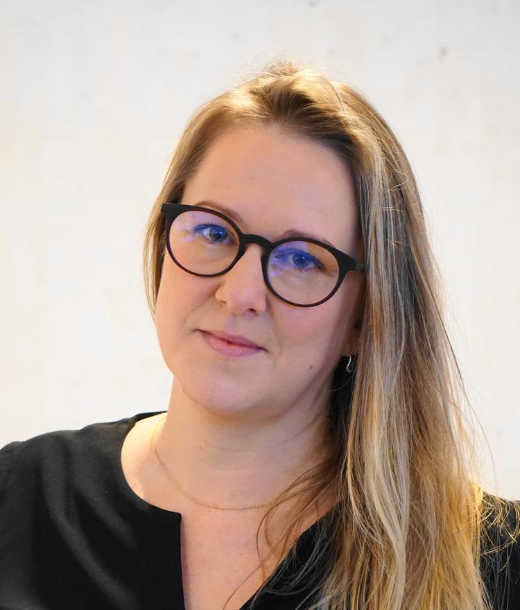 Den norske forfatter og journalist Marte Michelet har fået hug for sine bøger om den norske modstandsbevægelse, Hjemmefronten. Nu lægger hun sig fladt ned. Foto: Astrid Snipsøyr