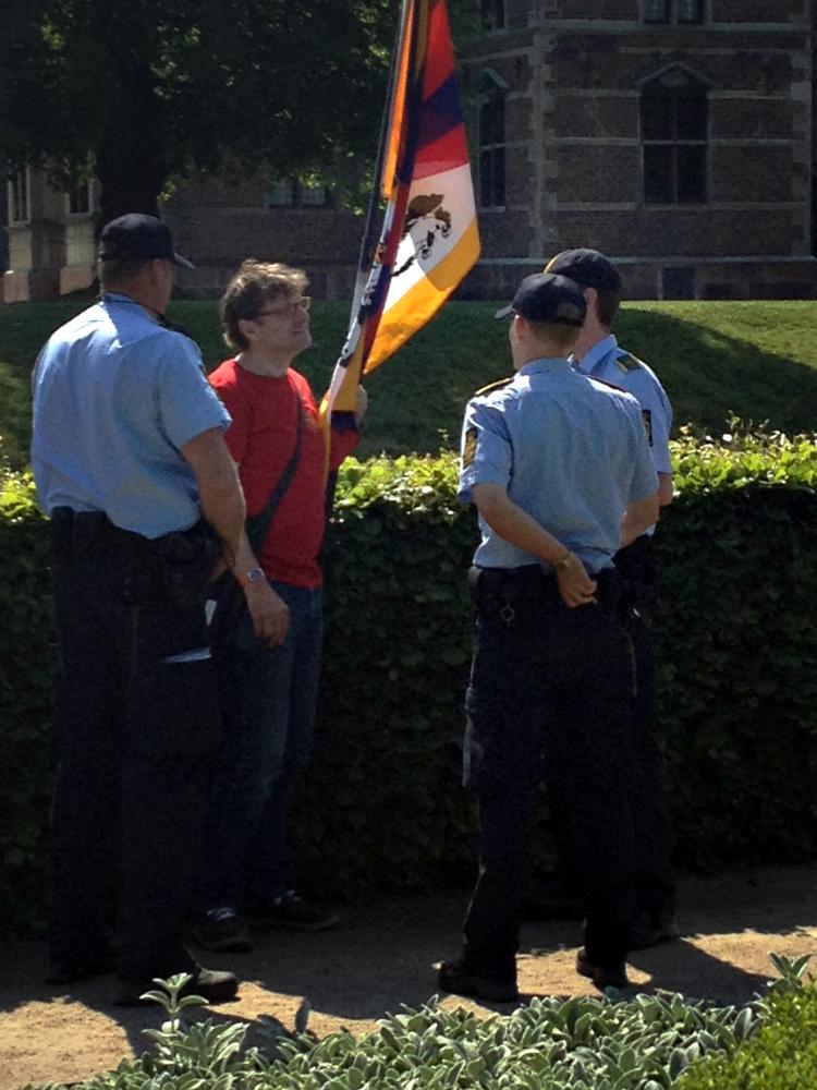 Thomas Goetz i Kongens Have i København med det tibetanske flag på en stang, da den kinesiske præsident Hu Jintao besøgte Rosenborg Slot i Kongens Have, København d. 15. juni 2012. Thomas Goetz blev frihedsberøvet og tilbageholdt i over en time og politiet. Foto: Jannik Preisler/POLFOTO