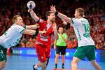 Playmaker Mate Lekai fra MVM Veszprem kom i menneskehænder, da ungarene mødte Skjern Håndbold i Champions League. Foto: Boglarka Bodnar/AP