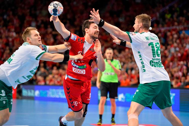Playmaker Mate Lekai fra MVM Veszprem kom i menneskehænder, da ungarene mødte Skjern Håndbold i Champions League. Foto: Boglarka Bodnar/AP