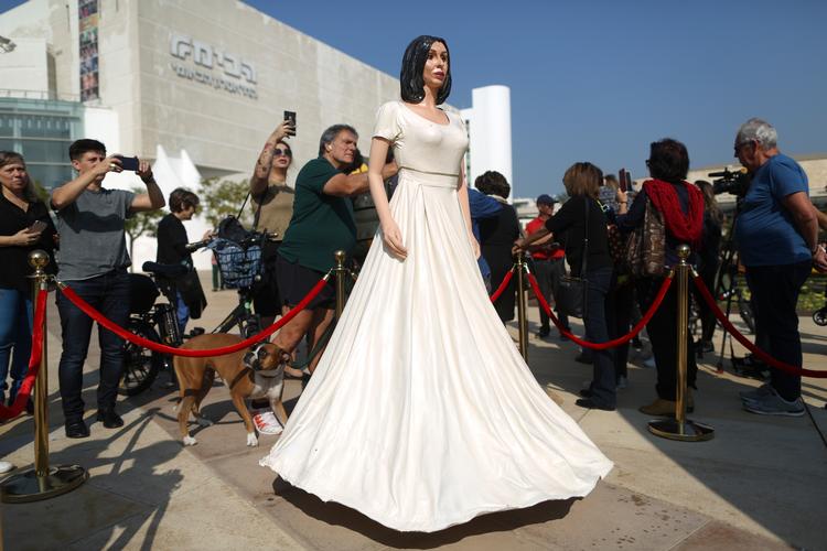 Statuen af den israelske kultur- og sporstminister Miri Regev er en af en række protester mod hendes lovforslag om, at kunstnere skal være loyale overfor Israel for at få støtte. Foto: Oded Balilty/AP
