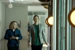 Journalisten Anna Torv vil opklare en international sag, men får samtidig en masse  internationale fjender. Foto: Netflix