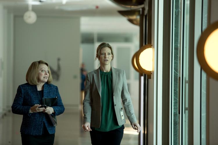 Journalisten Anna Torv vil opklare en international sag, men får samtidig en masse  internationale fjender. Foto: Netflix