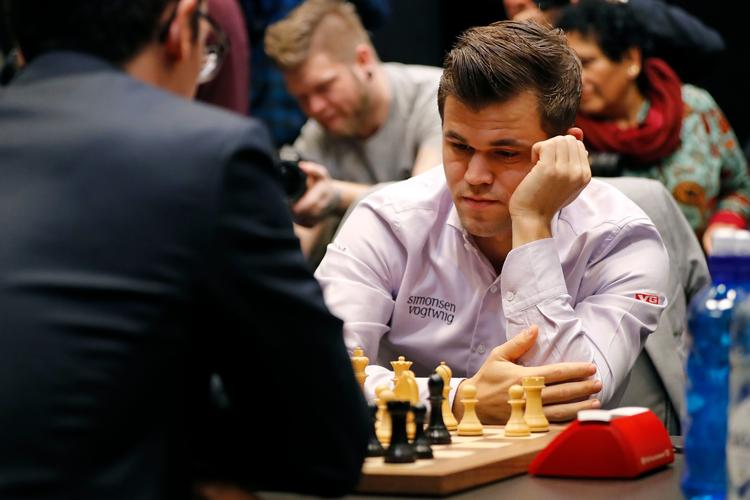 Magnus Carlsen fra Norge kan endnu en gang kalde sig verdensmester. Han vandt efter omspil over amerikanske Fabiano Caruana. Carlsen har kunnet kalde sig verdensmester siden 2013.   Foto: Tolga Akmen/Ritzau Scanpix