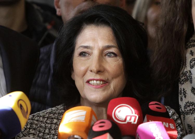  66-årige Salomé Zurabisjvili bliver det første kvindelige statsoverhoved i den tidligere sovjetrepublik Georgien. Foto: Shakh Aivazov/AP